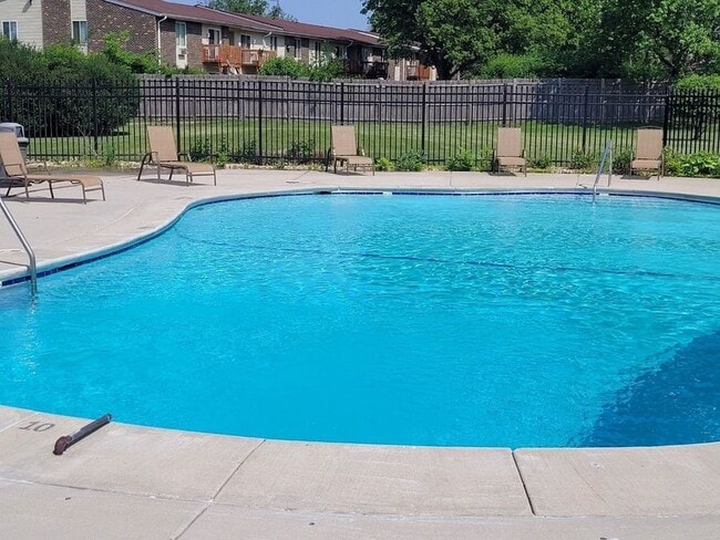 Building Photo - 1600 Light Road Unit 212 Oswego, IL 60543