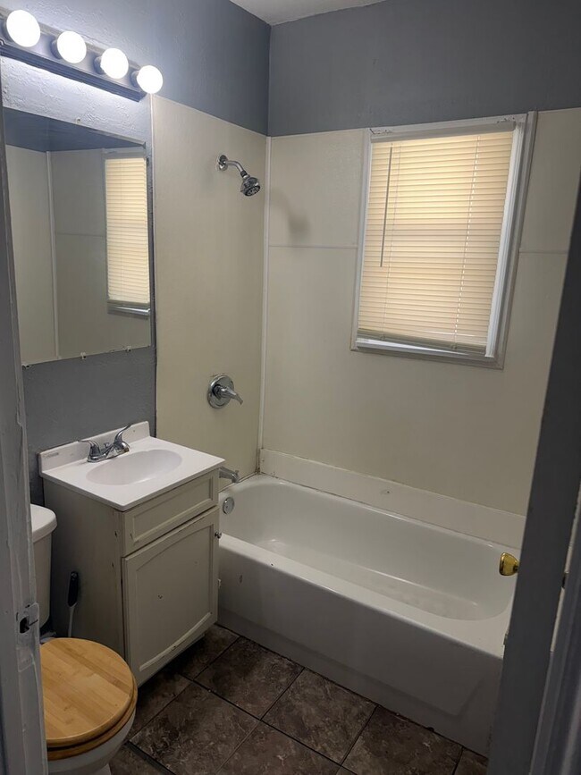 Foto del edificio - Located in Milwaukee’s Harambee/Riverwest area, the property benefits from proximity to downtown,...