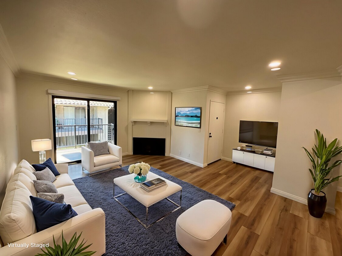 Foto principal - Beautifully Updated 2 Bed, 2 Bath Condo in...