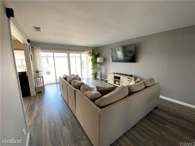 Building Photo - 3 br, 1 bath Townhome - 15 Curtis Dr