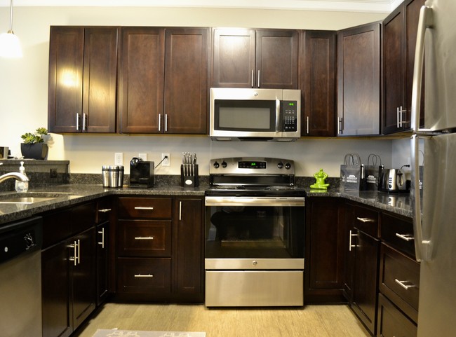 Amplia alacena de cocina | - Stonegate at the Crossroads Apartments