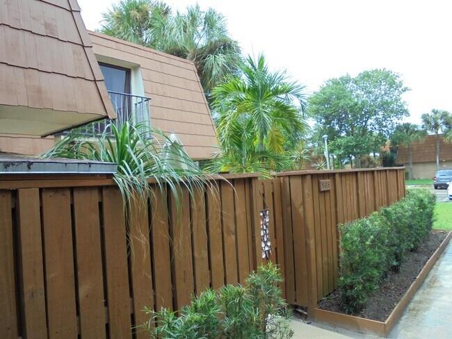 Foto del edificio - 505 Live Oak Ln