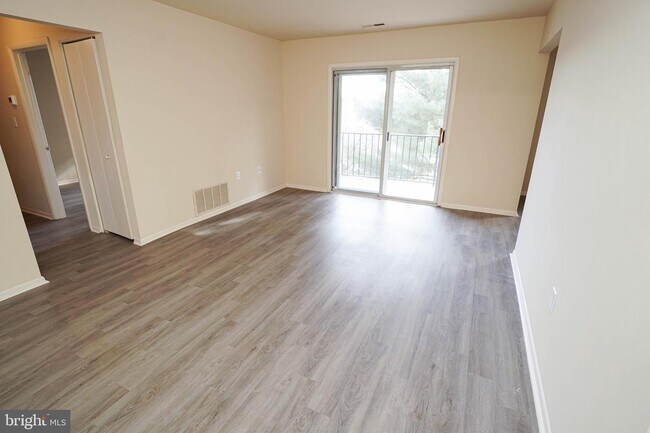 Building Photo - 807 College Ln