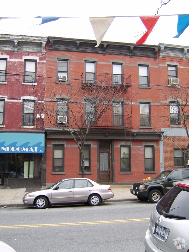 Primary Photo - 2071 Steinway St