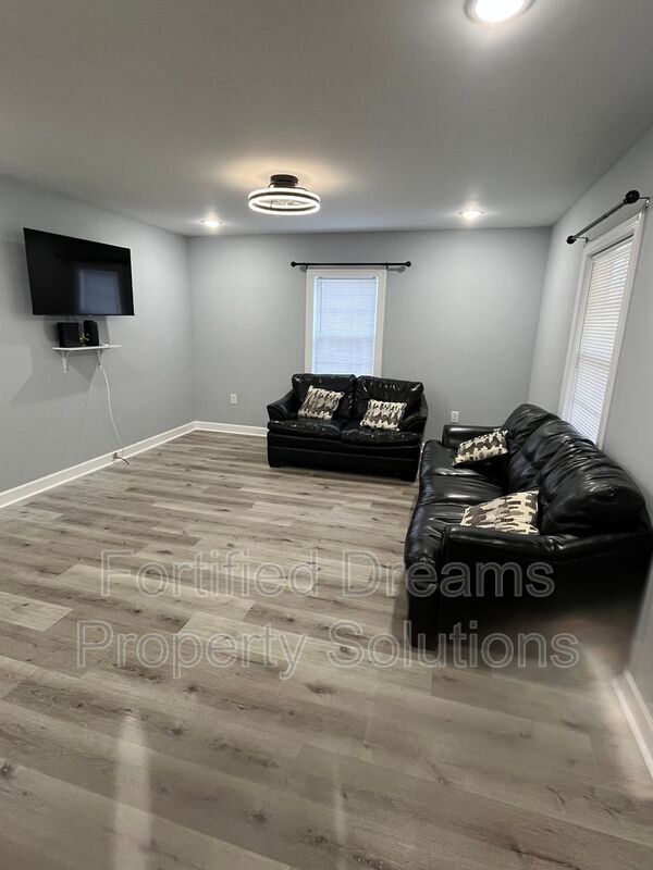 Building Photo - 551 Ridgeway Cir