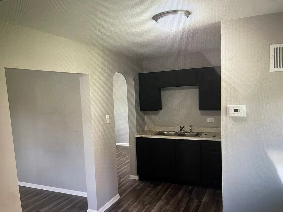 Foto principal - 9328 S Yates Blvd