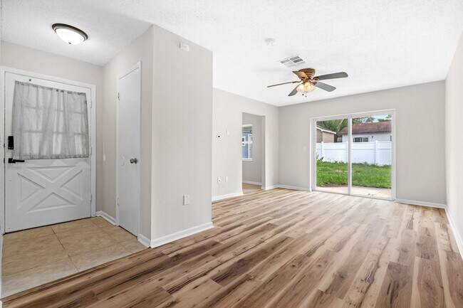 Building Photo - Temple Terrace Hideaway