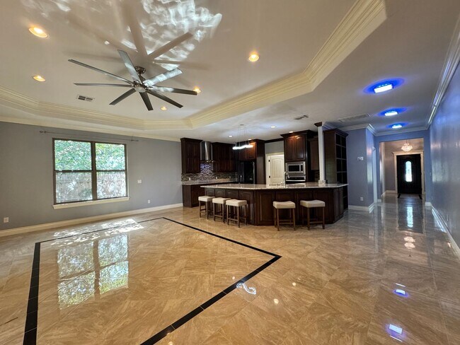 Building Photo - Spacious 3 Bedroom 2.5 Bath Home Near Okla...