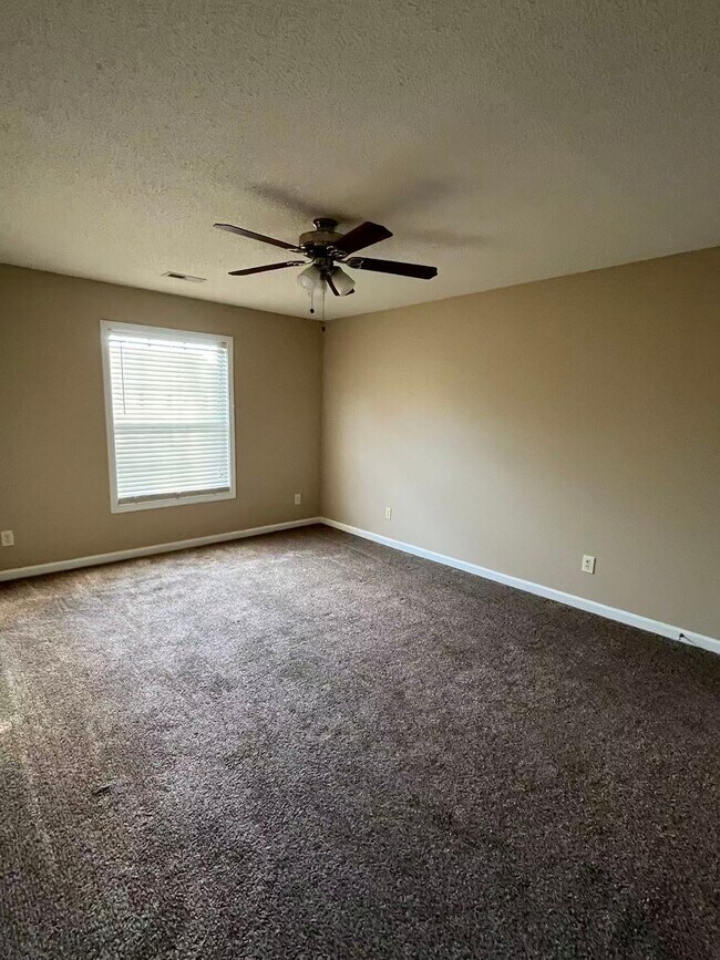 Foto del edificio - 7135 W Friendly Ave