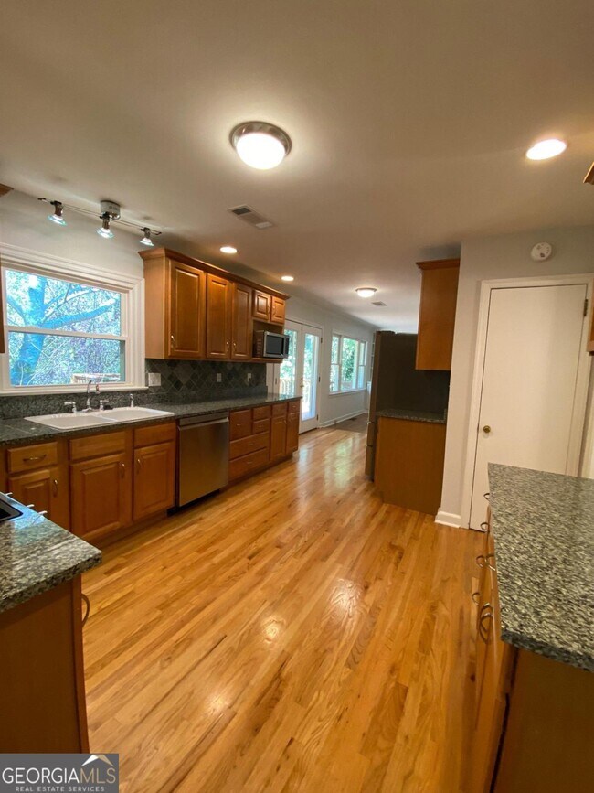 Building Photo - 1414 N Amanda Cir NE