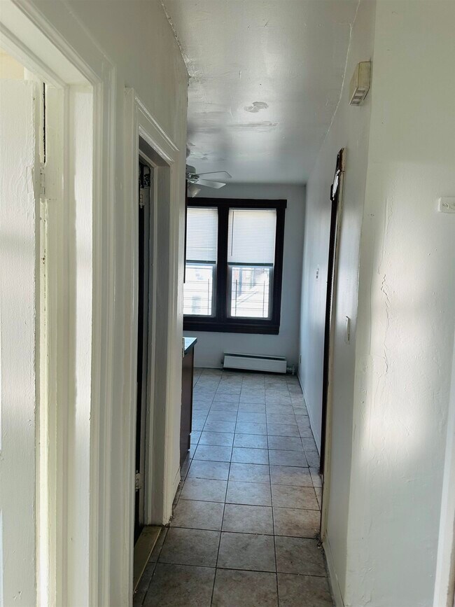 Building Photo - 46 Spruce St