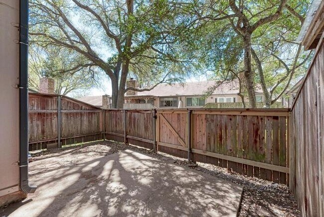 Building Photo - 1017 Solano Dr