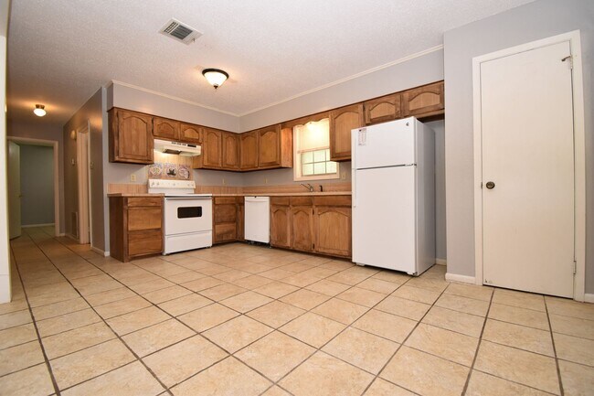 Building Photo - Centrally Located 3 Bedroom Home!