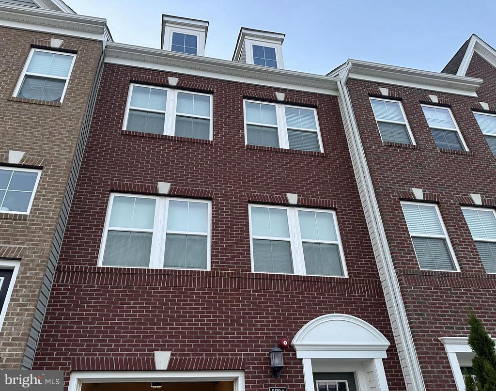 Foto del edificio - 5764 Frederick Douglas Pl