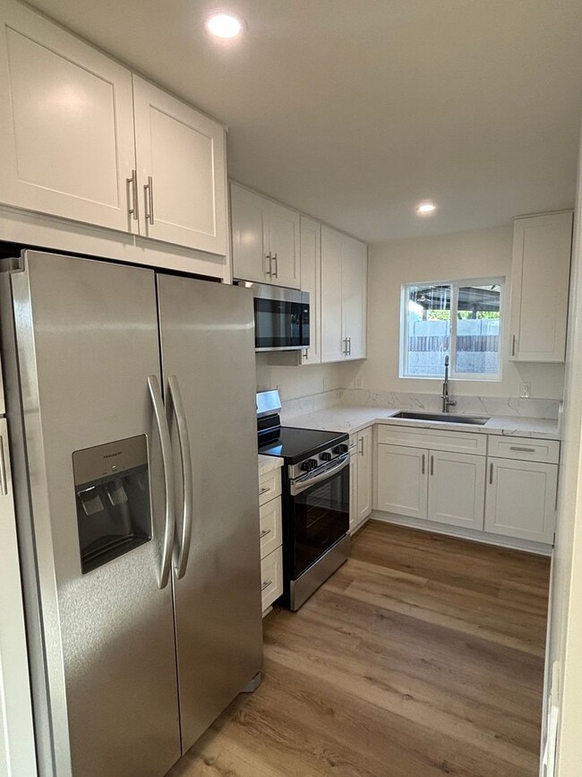 Building Photo - Contemporary 3 Bedroom Duplex with Washer Dryer and Mini Split AC