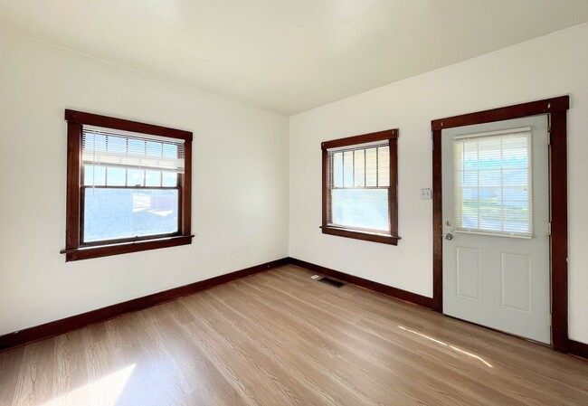 Building Photo - Updated 2-Bed, 1-Bath House
