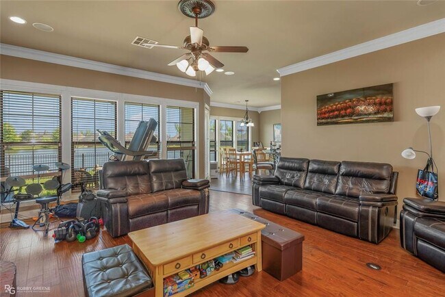 Building Photo - Gorgeous 4 Bedroom Home with Bonus Room in...