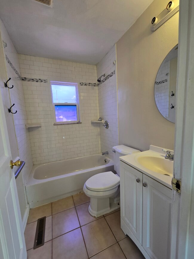 Full bath - 2040 Geneva St