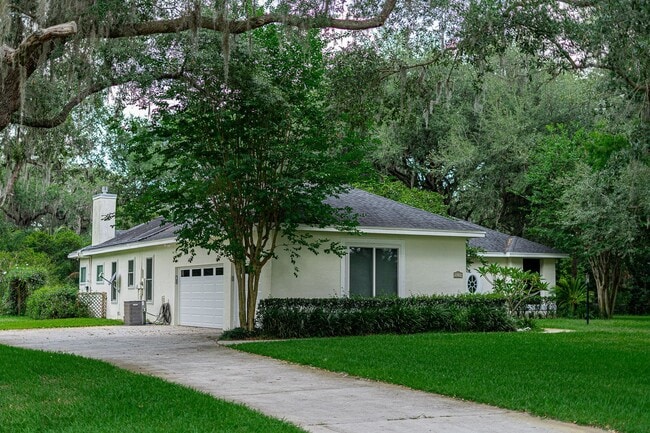 Foto del edificio - Beautiful 3/3 Pool Home in Gated Community W/ Lake Access