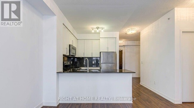 Building Photo - 840 Queens Plate Dr