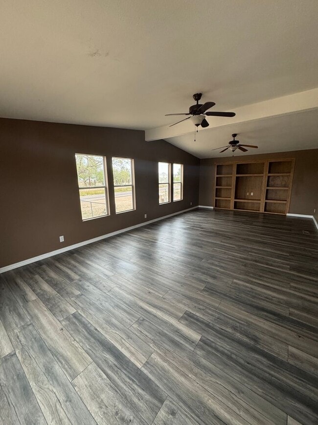 Building Photo - Spacious 4 bedroom 2 bath