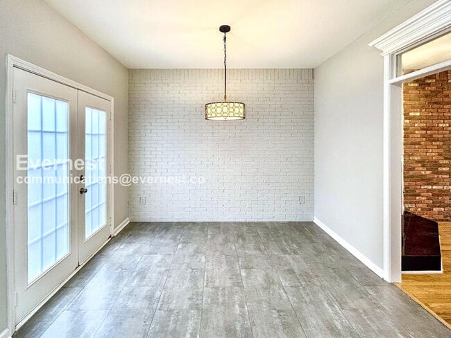 Building Photo - 3 Bed/2.5 Bath Townhome with Fireplace / Available Now!