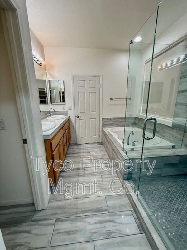 Building Photo - 2021 Pleasant Waters Ct