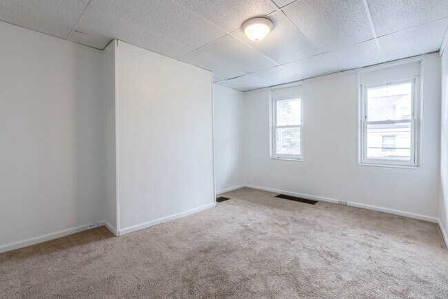 Foto del edificio - AVAILABLE August – Cute 2 bedroom, 1 bath ...