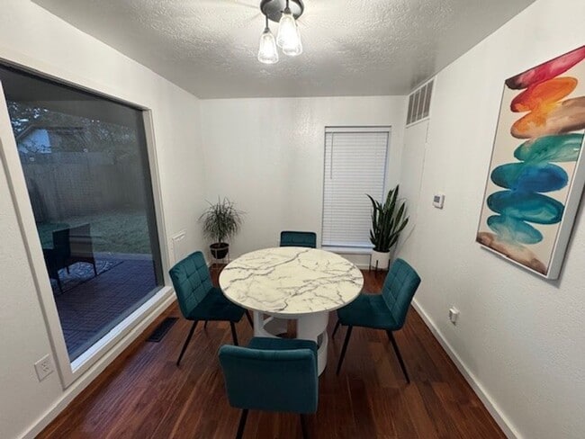 Building Photo - (2)Bed/(2.5) Bath + Study and Storm Shelter Avail Dec 1!