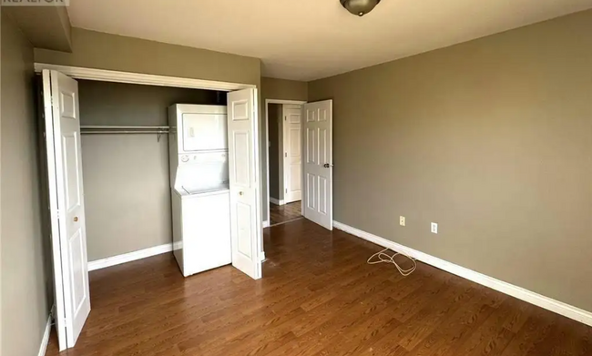 Building Photo - 5-325 Coldbrook Cres
