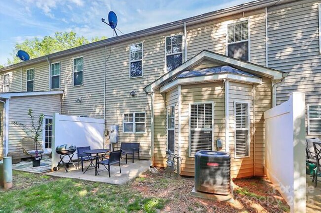Foto del edificio - 5943 Pisgah Way