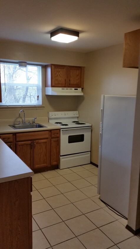 Kitchen - 645 Westmoreland Dr