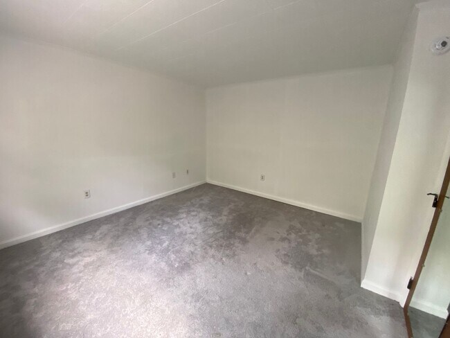 Foto del edificio - BRIDGETOWN - Charming 4 bedroom home w lots of living space.  1 car gar.  deck.