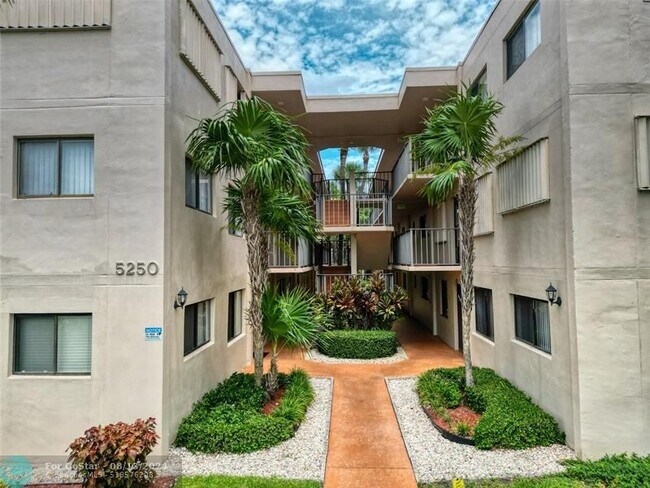 Building Photo - 5250 Las Verdes Cir