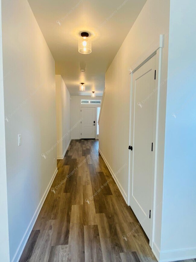 Foto del edificio - Bright & Spacious SE Bend Retreat with Vaulted Ceilings and Luxurious Primary Suite