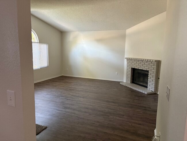 Building Photo - 2113 Phlox Ave