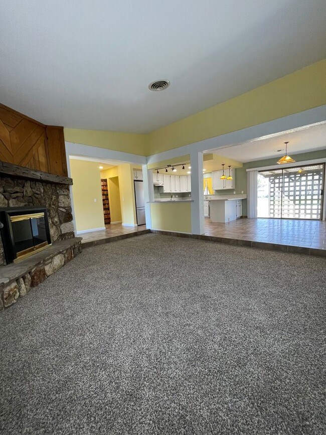 Foto del edificio - Looking for a home w/ property??