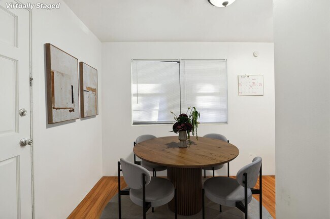 Foto del edificio - 3 Bedroom House with Huge Backyard!