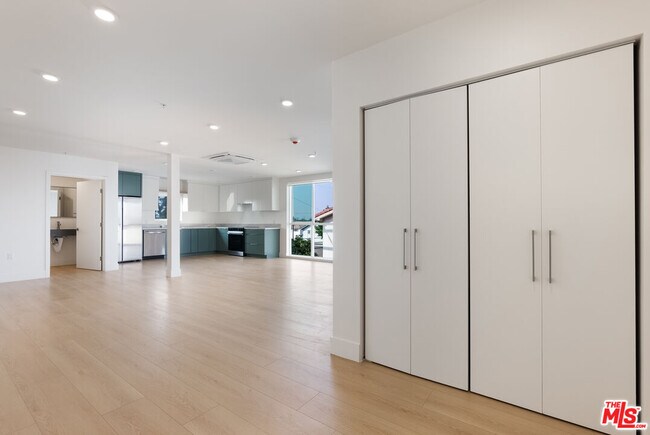 Foto del edificio - 8561 Belmont St