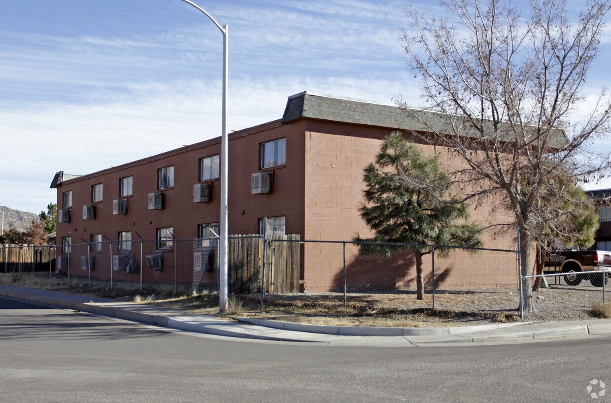 Building Photo - 628-636 Morris St NE