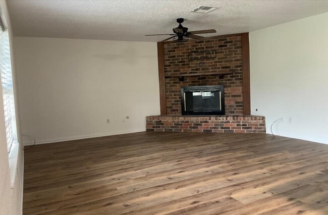 Building Photo - 2006 Chester St