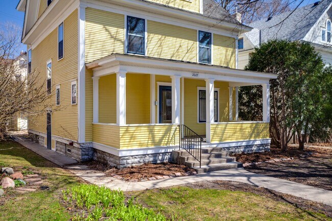 Building Photo - 2027 Emerson Ave S