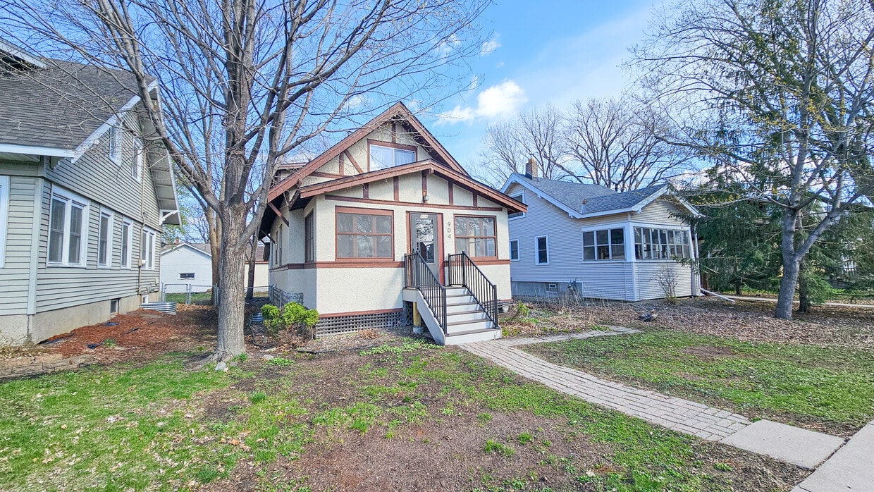 Front - 904 20th Ave SE