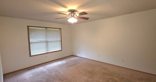 Building Photo - Rare 2 bedroom 2 bathroom duplex with 2 car garage! $1150