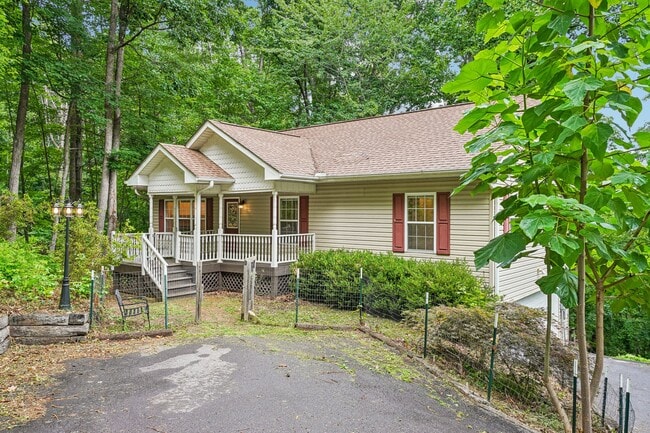 Building Photo - 166 Mount Royal Dr