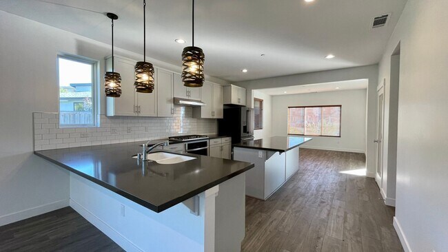 Building Photo - Newer Construction, Single-Level Noveno Ho...