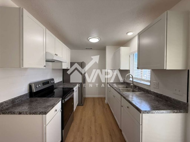 Building Photo - 7814 Hollow Oak