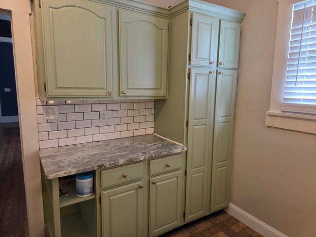 Kitchen - 905 E Holston Ave