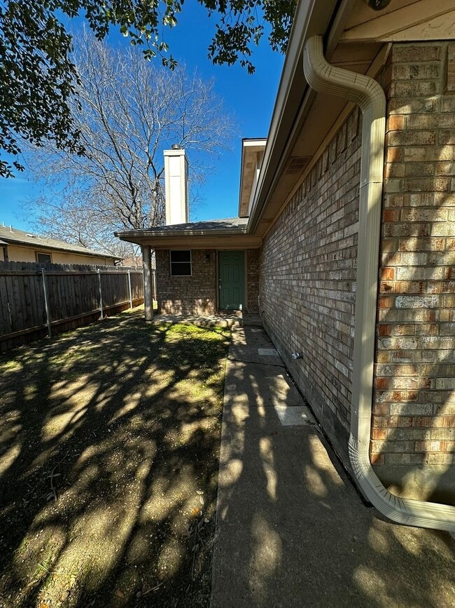 Building Photo - Ginder Properties2 (2906 Kestrel Dr)