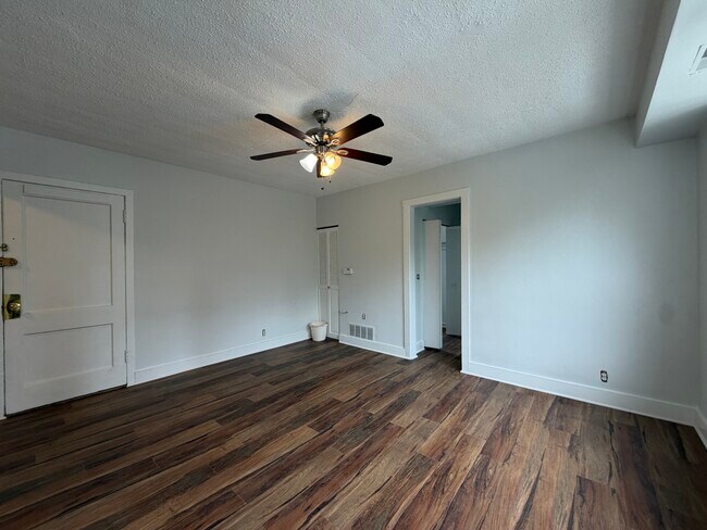 Foto del edificio - 3727 N Pine Grove Ave